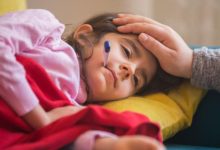 پایین آوردن تب کودک با گلاب