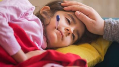 پایین آوردن تب کودک با گلاب