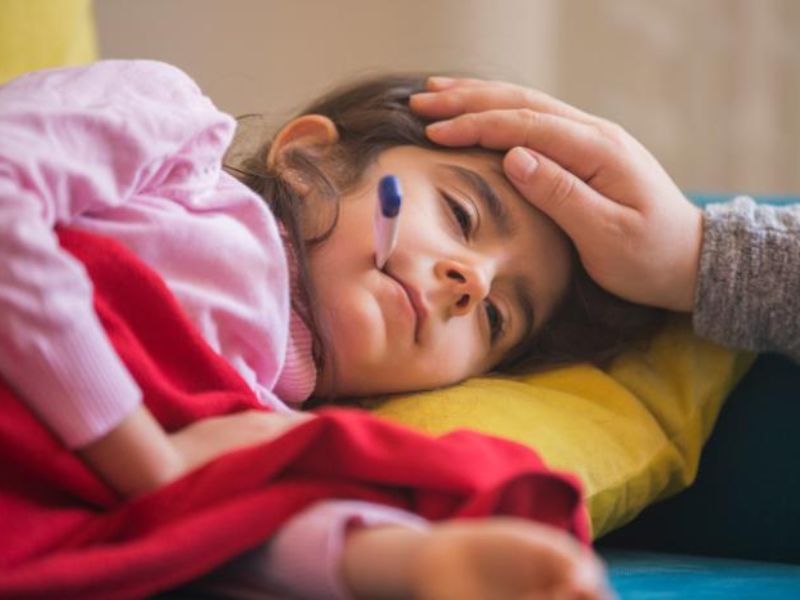 پایین آوردن تب کودک با گلاب