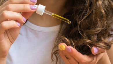 طرز استفاده از روغن بادام تلخ برای مو