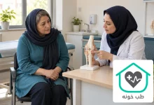 تصویر آموزشی ساخته‌شده با هوش مصنوعی از گفت‌وگوی پزشک و بزرگسال فرضی درباره کیست بیکر و مدل زانو