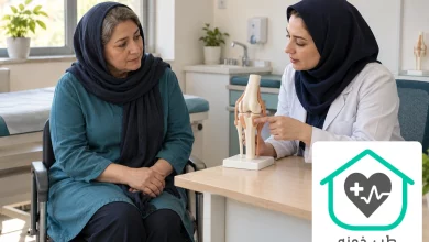 تصویر آموزشی ساخته‌شده با هوش مصنوعی از گفت‌وگوی پزشک و بزرگسال فرضی درباره کیست بیکر و مدل زانو