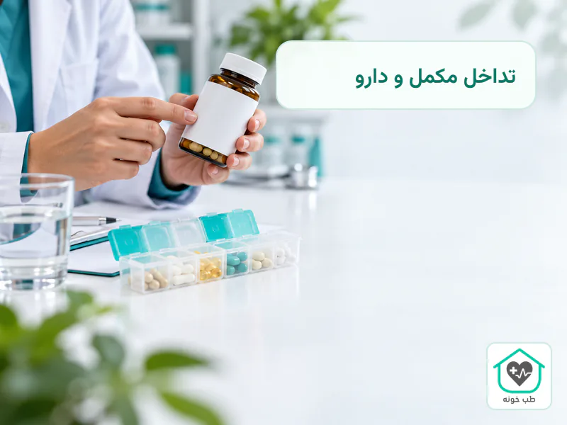 فرد در حال بررسی برچسب مکمل مخمر آبجو و داروهای مصرفی