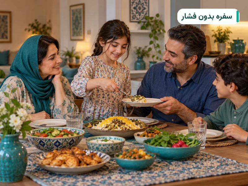 خانواده در حال صرف یک وعده غذایی آرام و بدون فشار به کودک
