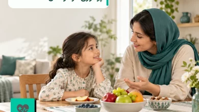 تصویر شاخص مقاله پرخوری در کودکان؛ مادر و کودک در حال گفتوگوی آرام کنار میز