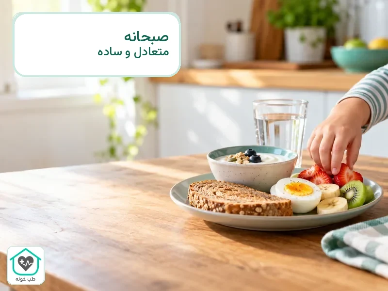 صبحانه متعادل دانش‌آموز با نان، تخم‌مرغ، میوه و ماست