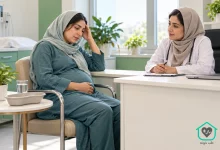 تصویر آموزشی ساختهشده با هوش مصنوعی از گفتوگوی پزشک و زن باردار درباره استفراغ شدید بارداری
