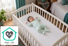 تصویرسازی با هوش مصنوعی از خواب نوزاد پوشیده به پشت در تخت خالی و مستقل؛ خواب ایمن نوزاد