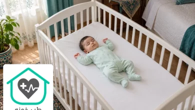 تصویرسازی با هوش مصنوعی از خواب نوزاد پوشیده به پشت در تخت خالی و مستقل؛ خواب ایمن نوزاد