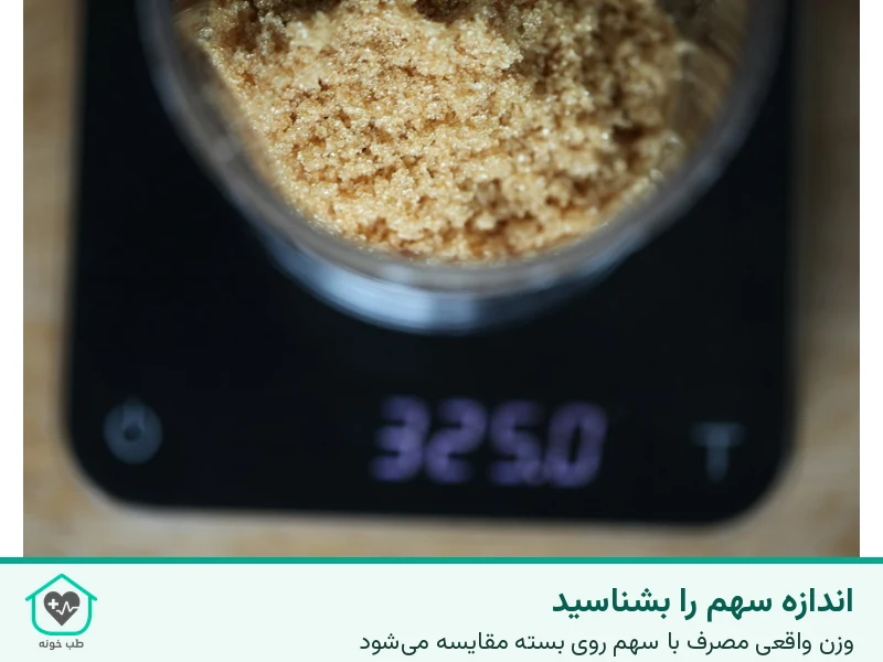 عکس واقعی پیمانه ماده غذایی روی ترازوی آشپزخانه