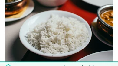 برنج پخته کنار غذاهای دیگر؛ عکس وضعیت سردشدن یا نگهداری غذا را ثابت نمیکند.