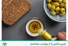 ریختن روغن در ظرف کنار نان و زیتون در راهنمای انتخاب جایگزین چربی ترانس