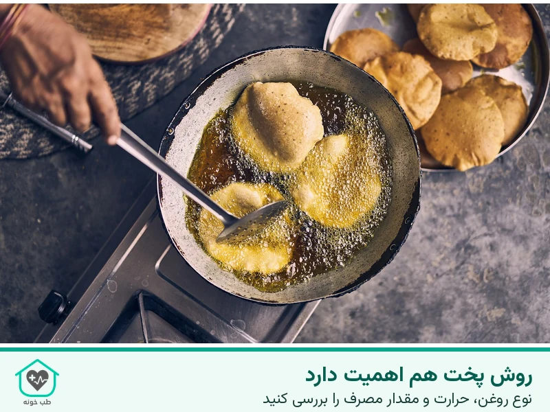 عکس واقعی سرخ کردن نان پوری در روغن با کفگیر