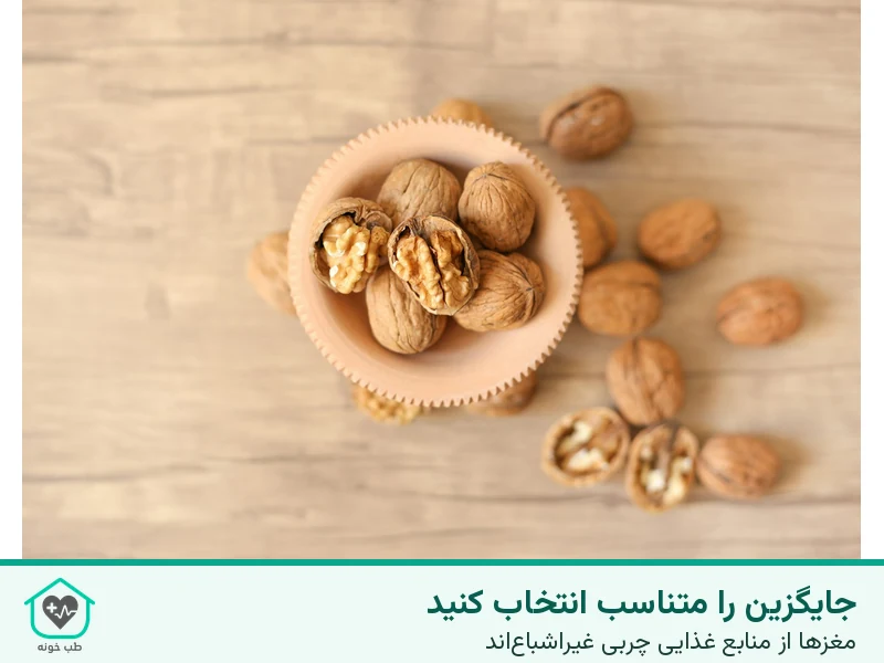 عکس واقعی گردوی با پوست و مغز گردو در کاسه چوبی